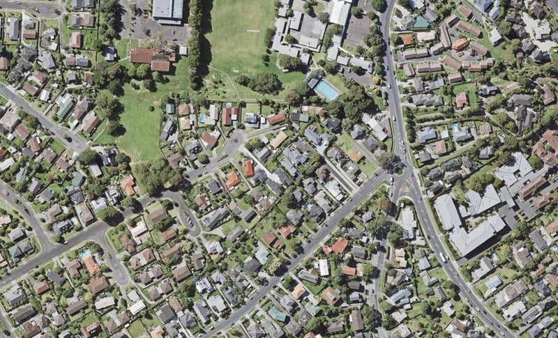 8 Dalwhinnie Parade, Highland Park, Auckland - Carousel 1
