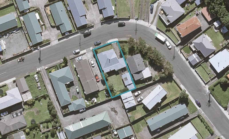 10 Simons Street, Moturoa, New Plymouth - Carousel 1