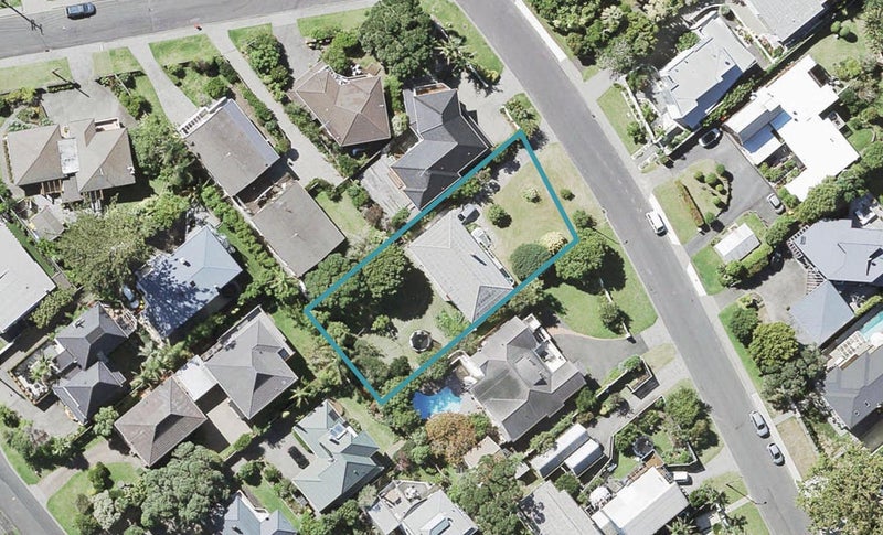 8 Bournemouth Terrace, Murrays Bay, Auckland - Carousel 1