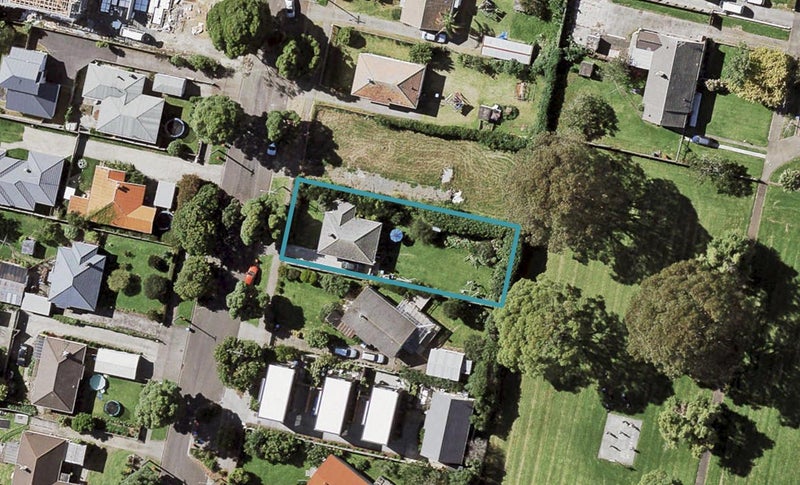 16 Waddell Avenue, Point England, Auckland - Carousel 1