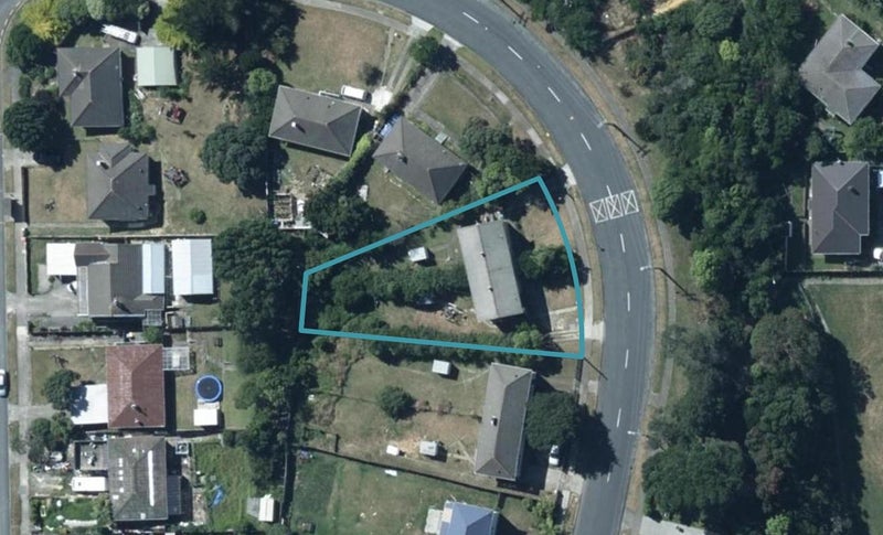8 Sievers Grove, Cannons Creek, Porirua - Carousel 1