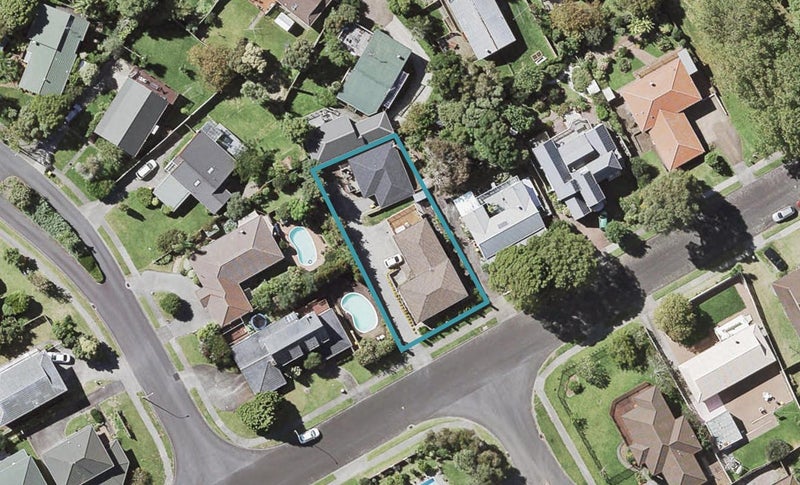 29 Dalwhinnie Parade, Highland Park, Auckland - Carousel 1