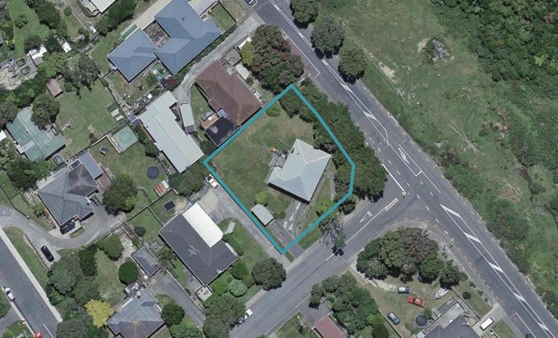 2 Mahoe Street, Tawa, Wellington - Carousel 1