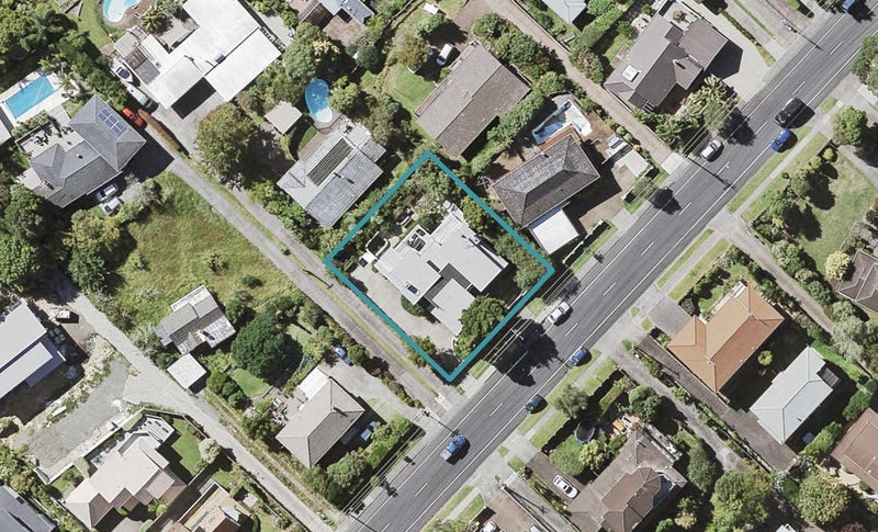 16 Aberdeen Road, Campbells Bay, Auckland - Carousel 1