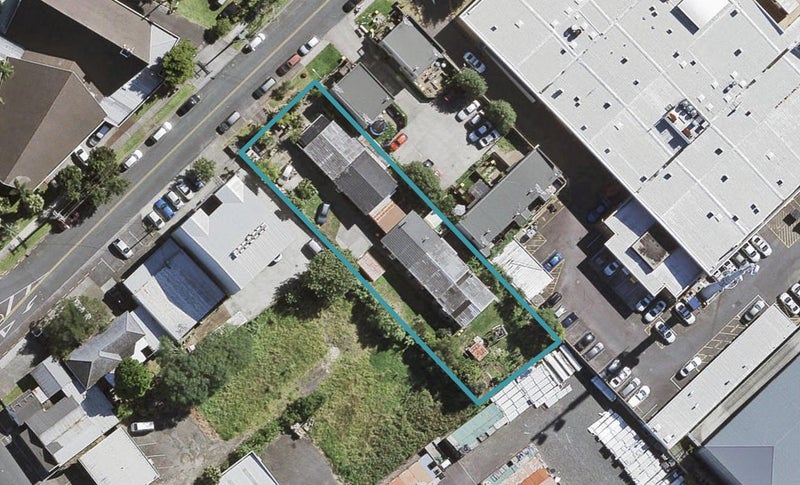 2/3 Buscomb Avenue, Henderson, Auckland - Carousel 1