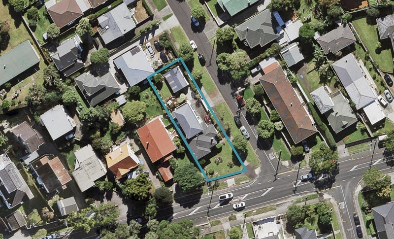 51 Owairaka Avenue, Mount Albert, Auckland - Carousel 1
