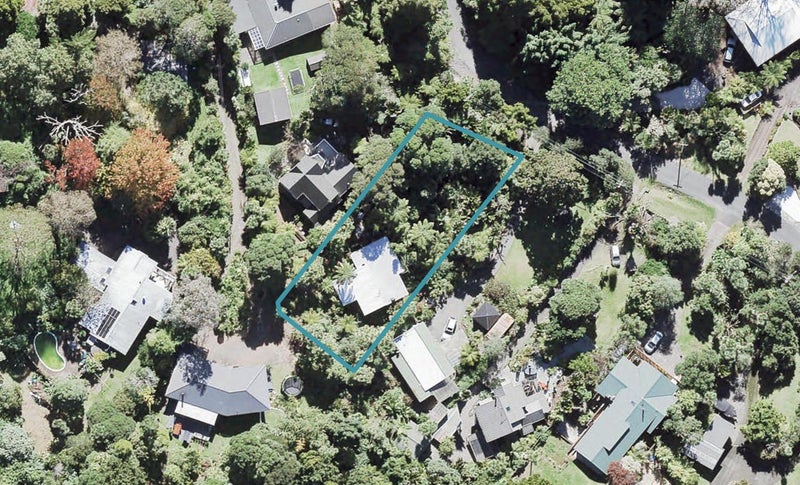 6 Raroa Terrace, Waiatarua, Auckland - Carousel 1