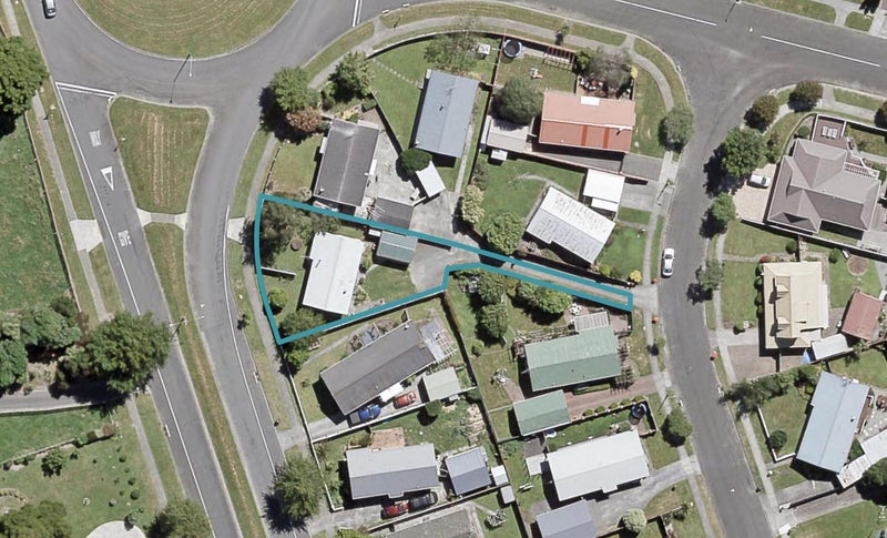 8 Laredo Grove, Totara Park, Upper Hutt - Carousel 1