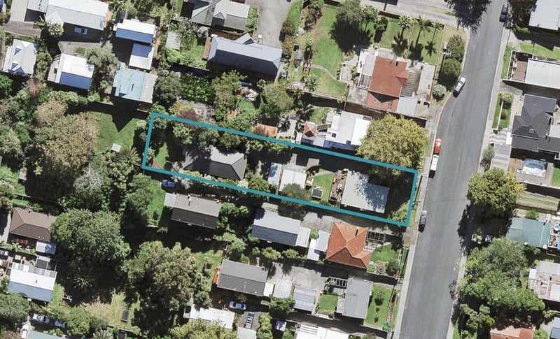 16A CRESTA AVE, Beach Haven, Auckland - Carousel 1