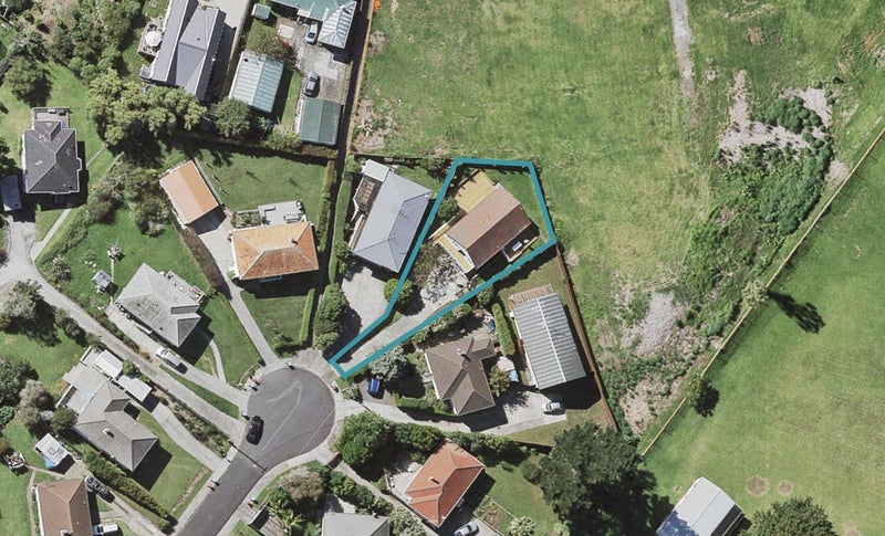 11 Cintra Place, Glen Innes, Auckland - Carousel 1
