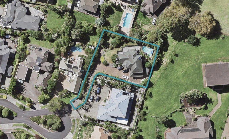 10 St Elmo Rise, Shamrock Park, Auckland - Carousel 1