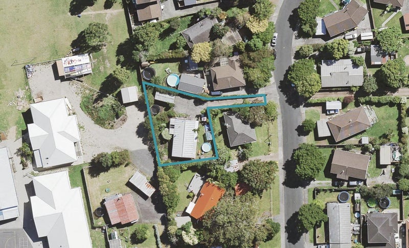 8 Redlands Grove, Swanson, Auckland - Carousel 1