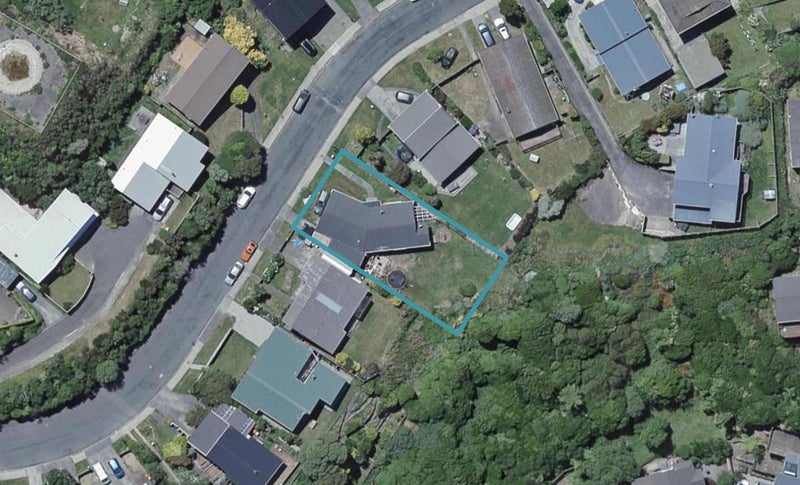 26 Somes Crescent, Newlands, Wellington - Carousel 1