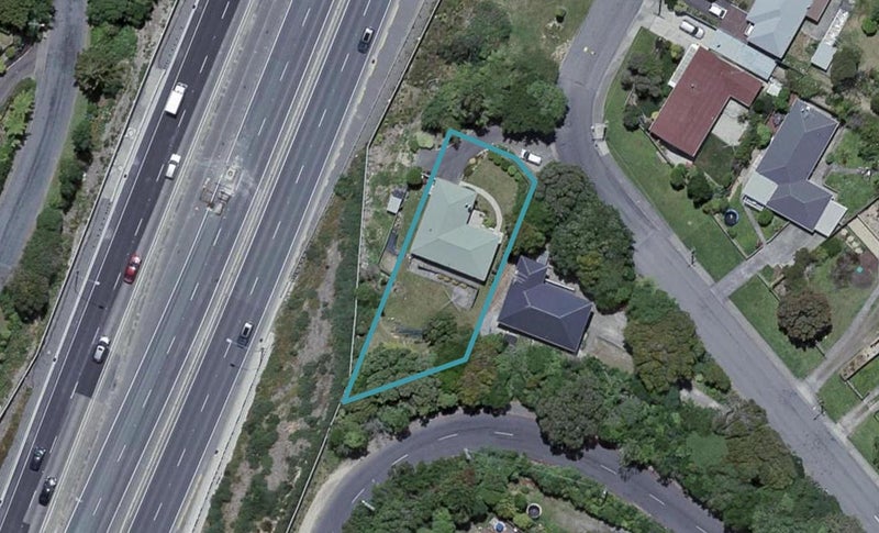 33 Mahoe Street, Tawa, Wellington - Carousel 1