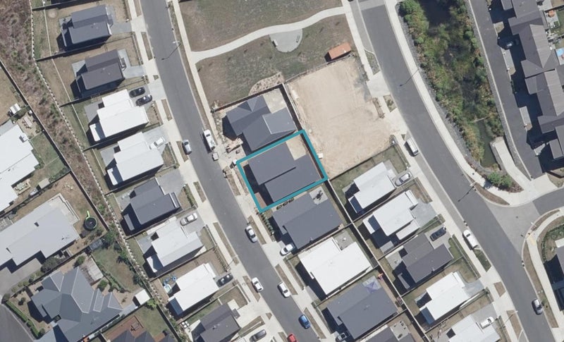 16 Ridgedale Crescent, Flagstaff, Hamilton - Carousel 1