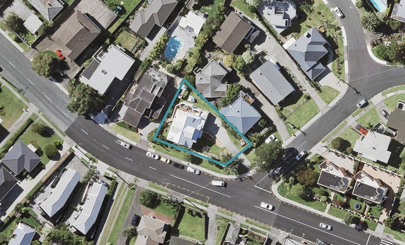 2 Penning Road, Castor Bay, Auckland - Carousel 1