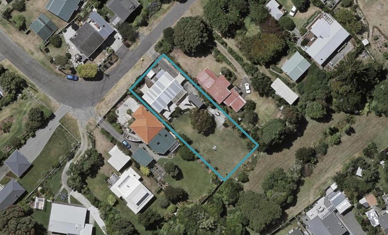 8 Henare Street, Waikanae Beach, Waikanae - Carousel 1