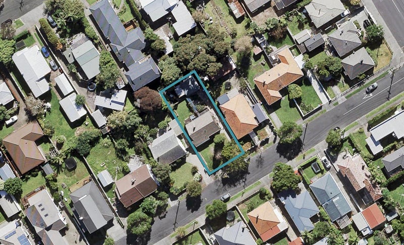 9 Humariri Street, Point Chevalier, Auckland - Carousel 1