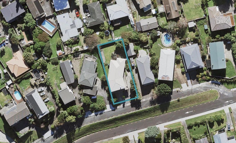 17 Cyclarama Crescent, Massey, Auckland - Carousel 1