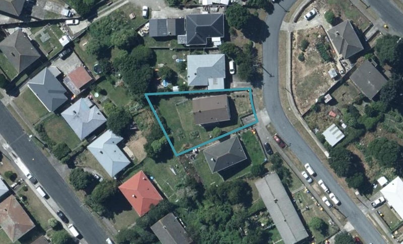 8 Wiltshire Place, Cannons Creek, Porirua - Carousel 1