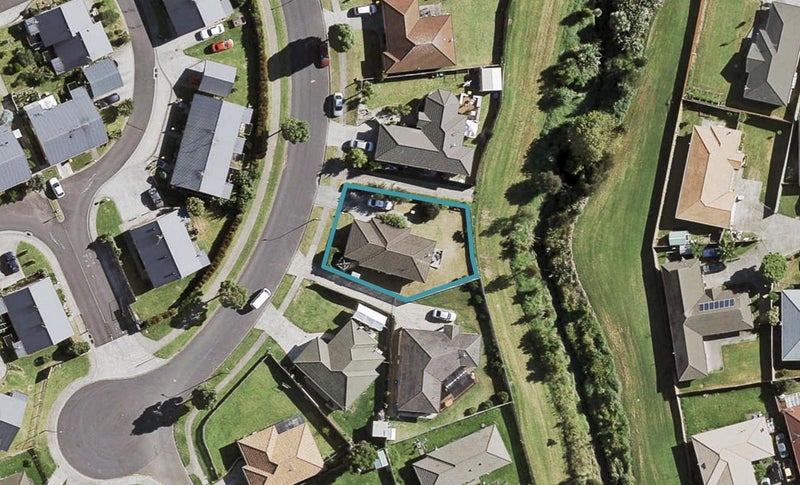 16 Castlefinn Drive, Weymouth, Auckland - Carousel 1