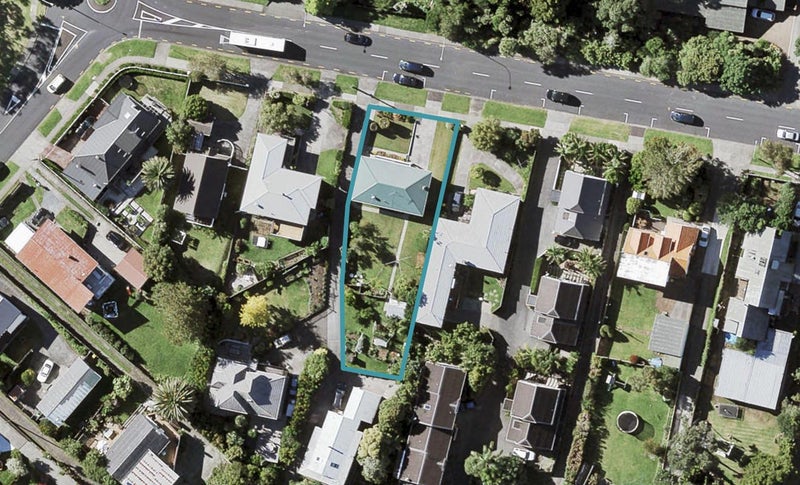7 Paparoa Road, Cockle Bay, Auckland - Carousel 1