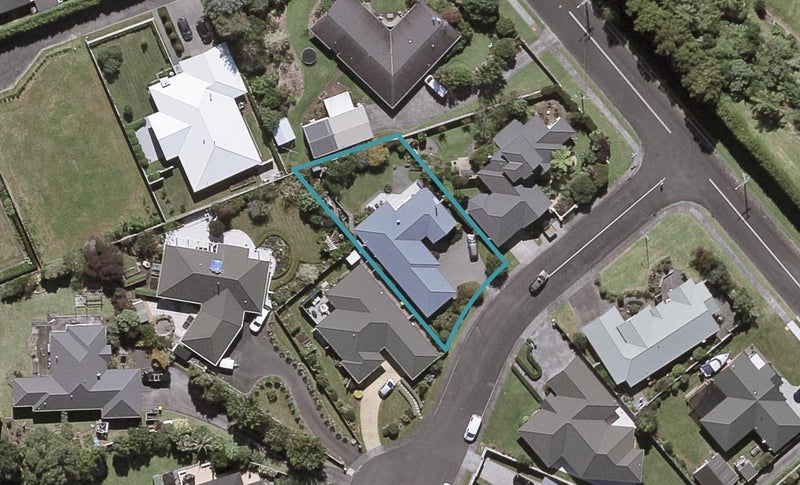4 Royal Heights, Glen Avon, New Plymouth - Carousel 1