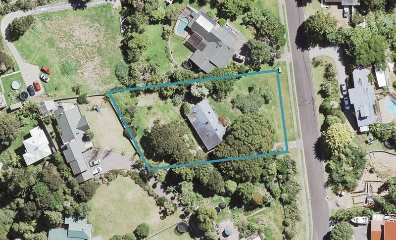 8 Laingfield Terrace, Laingholm, Auckland - Carousel 1