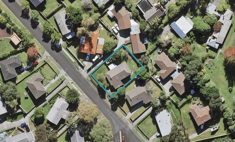 8 Backhurst Grove, Massey, Auckland - Carousel 1