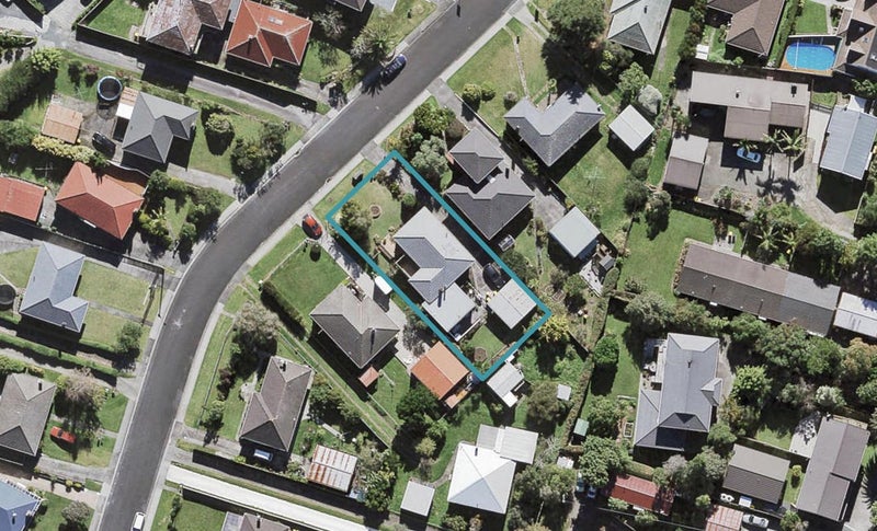 12 Essex Street, Te Atatu South, Auckland - Carousel 1