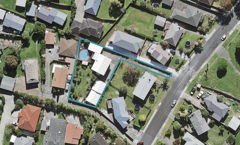 29 Kirrie Avenue, Te Atatu South, Auckland - Carousel 1