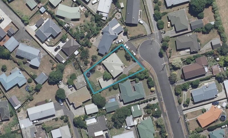 13 Defoe Avenue, Hillcrest, Hamilton - Carousel 1
