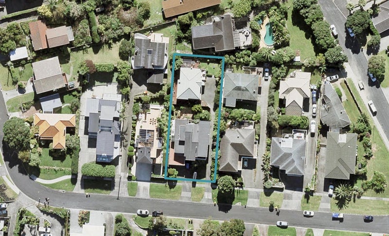1/8 Clifton Road, Waiake, Auckland - Carousel 1
