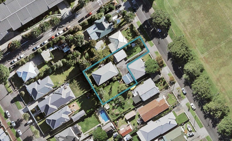 32A Muripara Avenue, Point Chevalier, Auckland - Carousel 1