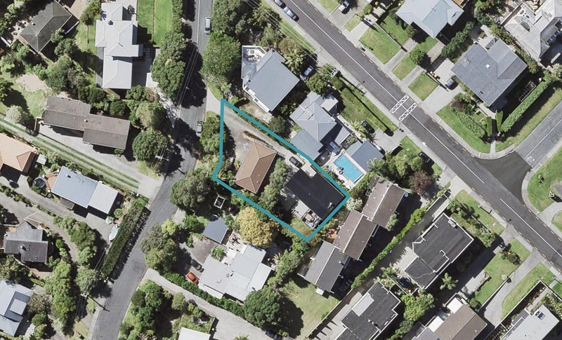 2/31 Heathcote Road, Castor Bay, Auckland - Carousel 1