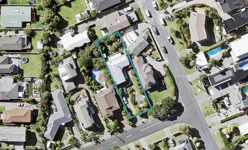 42 Montgomery Avenue, Rothesay Bay, Auckland - Carousel 1
