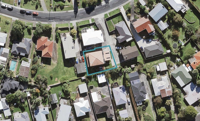 13A Tiroroa Avenue, Te Atatu South, Auckland - Carousel 1