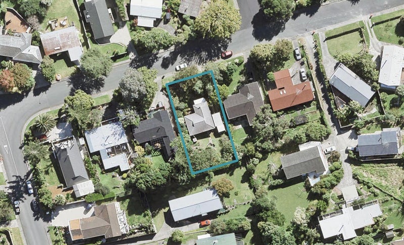 16 Nor'East Drive, Northcross, Auckland - Carousel 1