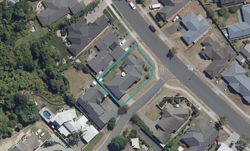 84 Saint James Drive, Huntington, Hamilton - Carousel 1