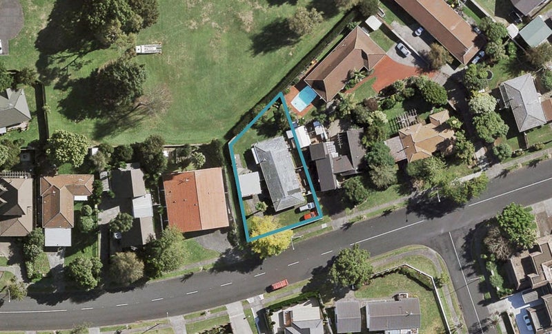 1/13 Walter Strevens Drive, Conifer Grove, Takanini - Carousel 1