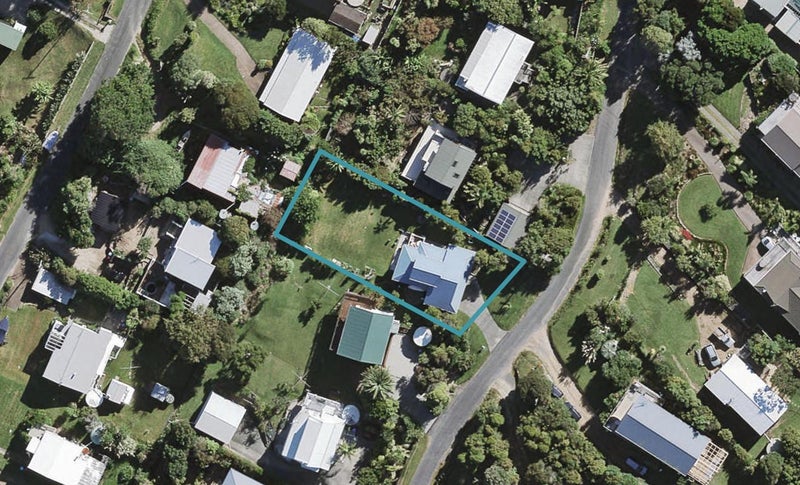 11 Huia Street, Oneroa, Waiheke Island - Carousel 1