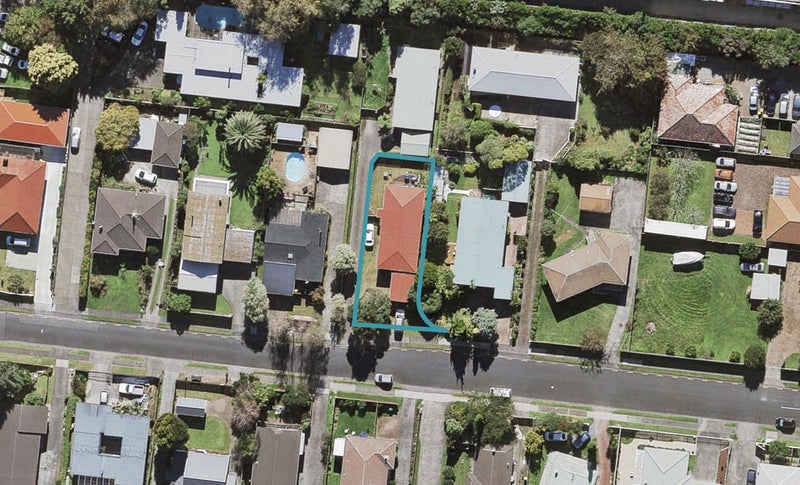 8A Poinsettia Place, Henderson, Auckland - Carousel 1