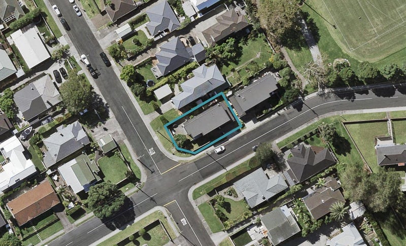 8 Birkley Road, Bayswater, Auckland - Carousel 1