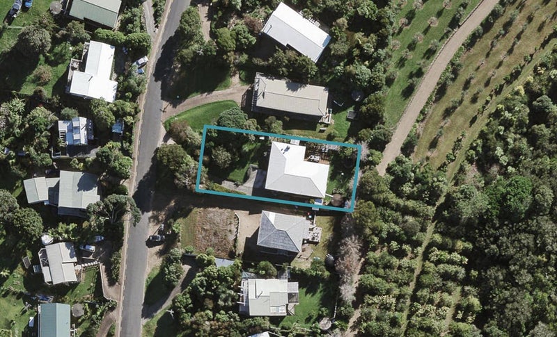 44 Jellicoe Parade, Surfdale, Waiheke Island - Carousel 1