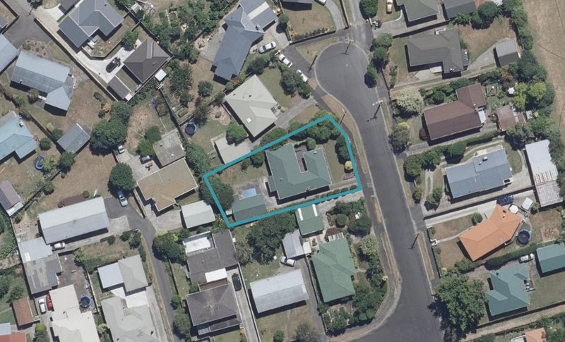 11 Defoe Avenue, Hillcrest, Hamilton - Carousel 1