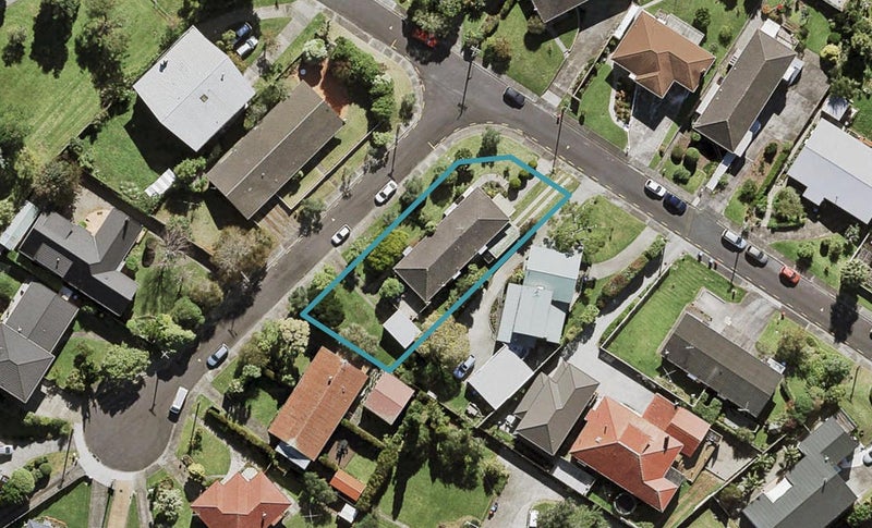 2/2 Lindsay Place, Hillsborough, Auckland - Carousel 1