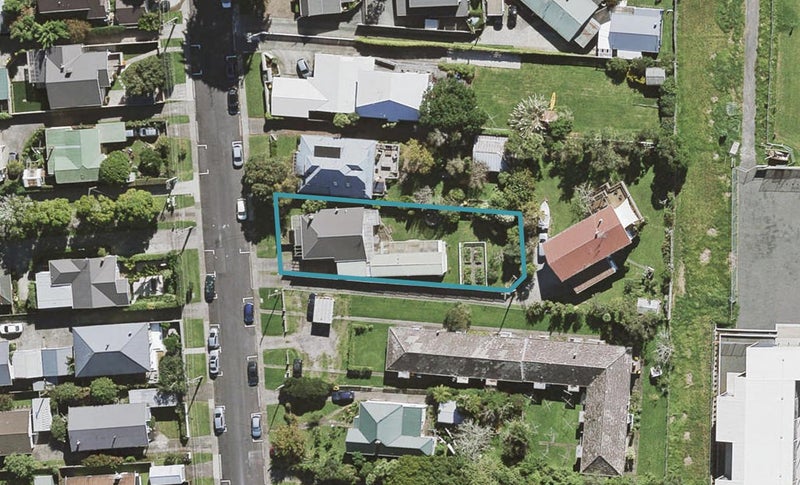 17 Gladstone Road, Northcote, Auckland - Carousel 1