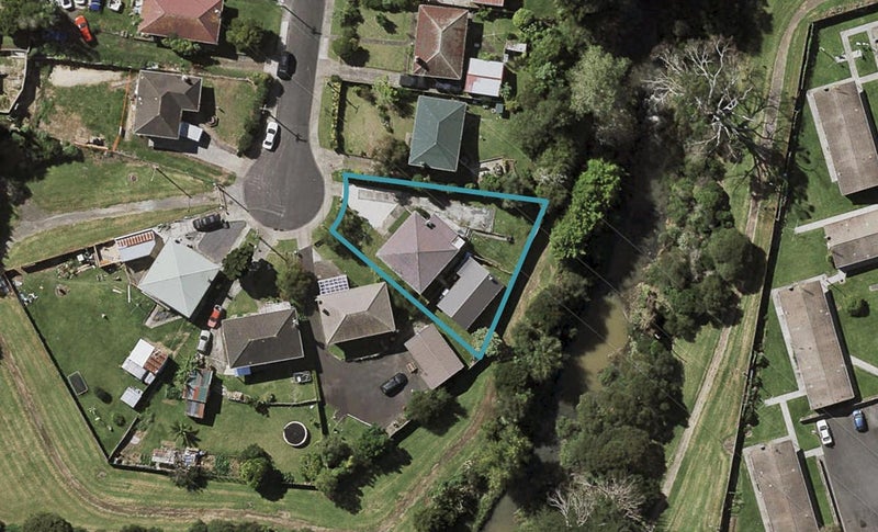 12 Lawrence Place, Otara, Auckland - Carousel 1