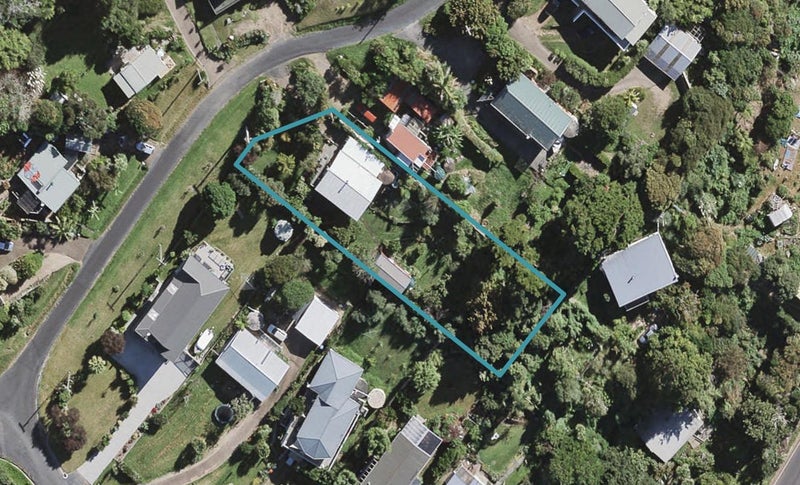 2 Beresford Avenue, Surfdale, Waiheke Island - Carousel 1