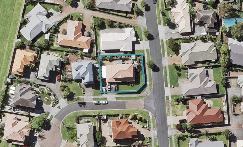 1 Belsomet Place, Golflands, Auckland - Carousel 1